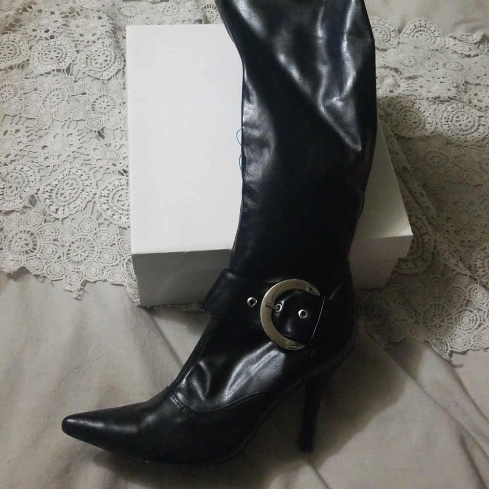 Delicious Black Boots